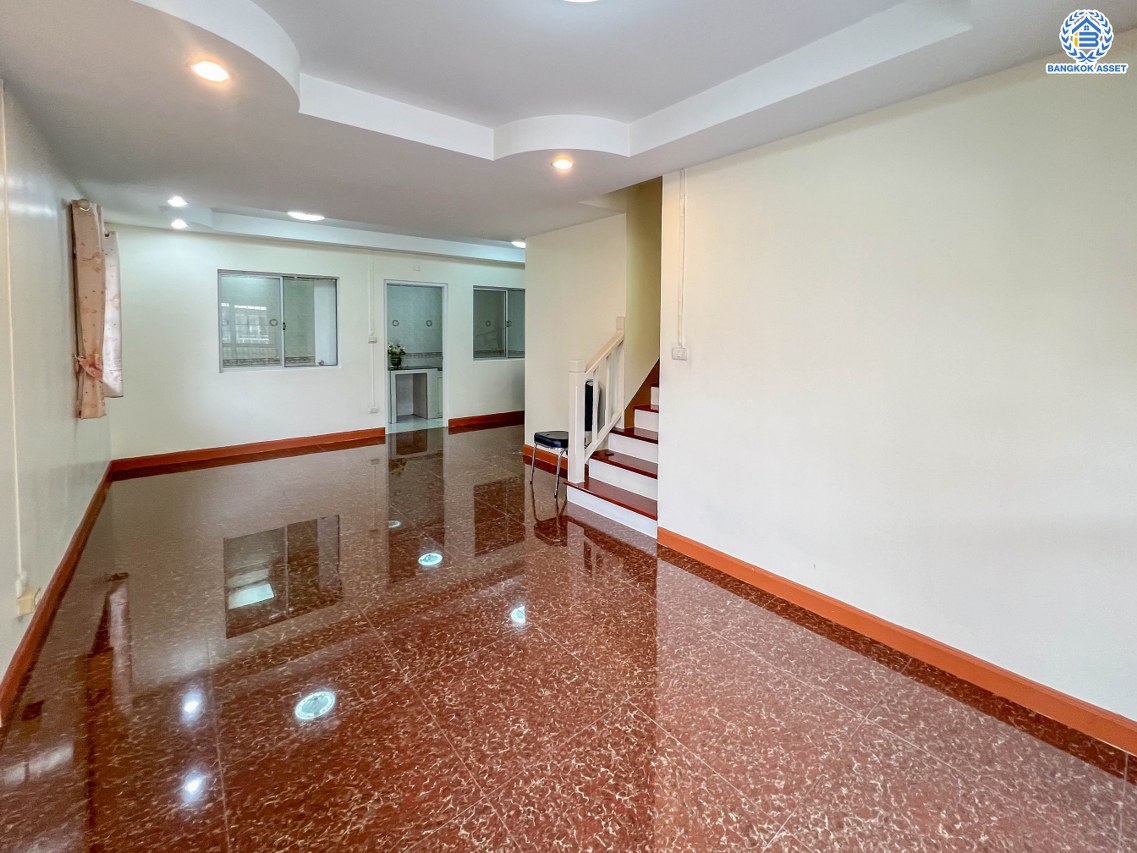 *****ทาวน์เฮ้าส์มือสองนนทบุรี โครงการ พฤกษาวิลล์49/1 เนื้อที่กว้างเกือบ 23.50 ตร.ว. ฟังก์ชัน 3 ห้องนอน 2 ห้องน้ำ บ้านต่อเติมพร้อมอยู่ หลังบ้านไม่ชนใคร บนทำเลใกล้เซ็นทรัลเวสต์เกต เชื่อมต่อถนนกาญจนาภิเษก ใกล้รถไฟฟ้าสายสีม่วง "สถานีตลาดบางใหญ่" และทางด่วน "กาญจนาภิเษก"