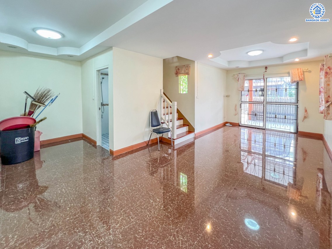 *****ทาวน์เฮ้าส์มือสองนนทบุรี โครงการ พฤกษาวิลล์49/1 เนื้อที่กว้างเกือบ 23.50 ตร.ว. ฟังก์ชัน 3 ห้องนอน 2 ห้องน้ำ บ้านต่อเติมพร้อมอยู่ หลังบ้านไม่ชนใคร บนทำเลใกล้เซ็นทรัลเวสต์เกต เชื่อมต่อถนนกาญจนาภิเษก ใกล้รถไฟฟ้าสายสีม่วง "สถานีตลาดบางใหญ่" และทางด่วน "กาญจนาภิเษก"