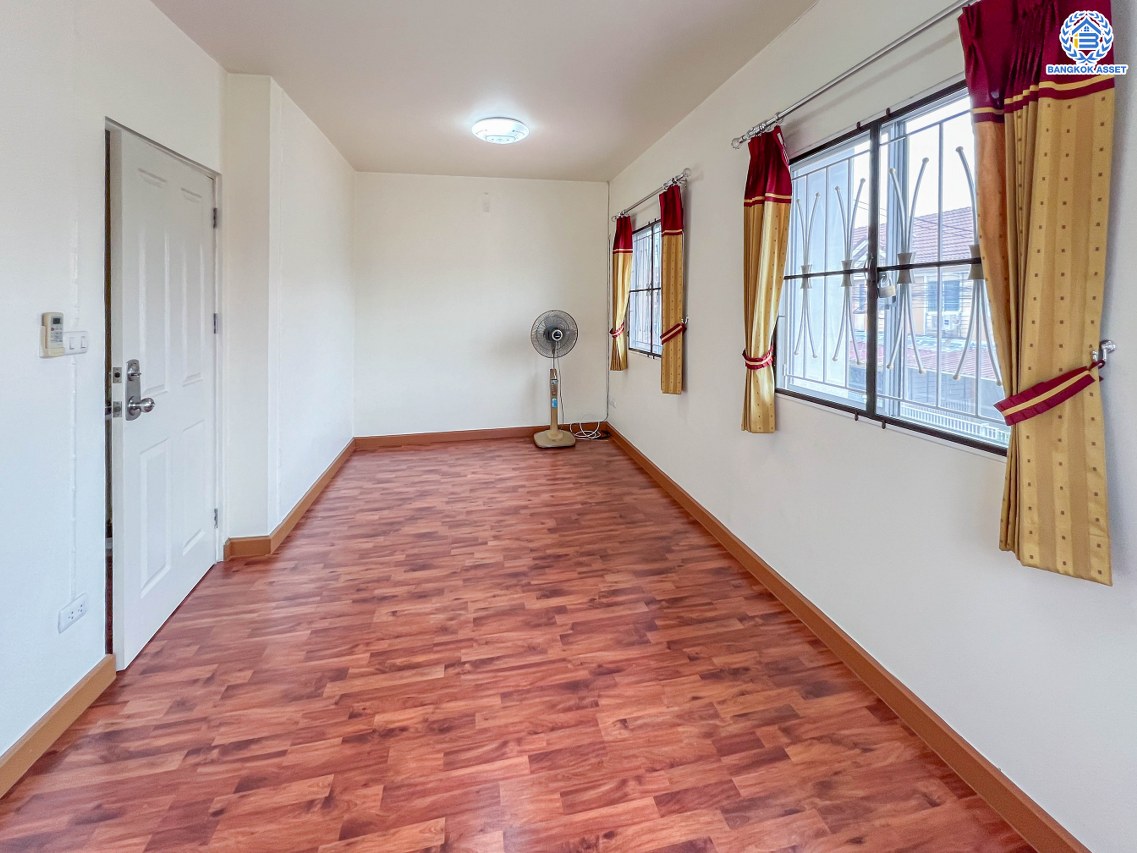 *****ทาวน์เฮ้าส์มือสองนนทบุรี โครงการ พฤกษาวิลล์49/1 เนื้อที่กว้างเกือบ 23.50 ตร.ว. ฟังก์ชัน 3 ห้องนอน 2 ห้องน้ำ บ้านต่อเติมพร้อมอยู่ หลังบ้านไม่ชนใคร บนทำเลใกล้เซ็นทรัลเวสต์เกต เชื่อมต่อถนนกาญจนาภิเษก ใกล้รถไฟฟ้าสายสีม่วง "สถานีตลาดบางใหญ่" และทางด่วน "กาญจนาภิเษก"