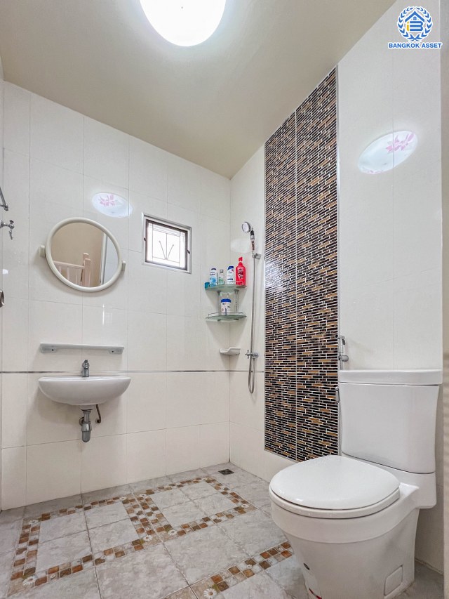 *****ทาวน์เฮ้าส์มือสองนนทบุรี โครงการ พฤกษาวิลล์49/1 เนื้อที่กว้างเกือบ 23.50 ตร.ว. ฟังก์ชัน 3 ห้องนอน 2 ห้องน้ำ บ้านต่อเติมพร้อมอยู่ หลังบ้านไม่ชนใคร บนทำเลใกล้เซ็นทรัลเวสต์เกต เชื่อมต่อถนนกาญจนาภิเษก ใกล้รถไฟฟ้าสายสีม่วง "สถานีตลาดบางใหญ่" และทางด่วน "กาญจนาภิเษก"