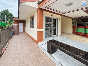 *****ทาวน์เฮ้าส์มือสองนนทบุรี โครงการ พฤกษาวิลล์49/1 เนื้อที่กว้างเกือบ 23.50 ตร.ว. ฟังก์ชัน 3 ห้องนอน 2 ห้องน้ำ บ้านต่อเติมพร้อมอยู่ หลังบ้านไม่ชนใคร บนทำเลใกล้เซ็นทรัลเวสต์เกต เชื่อมต่อถนนกาญจนาภิเษก ใกล้รถไฟฟ้าสายสีม่วง "สถานีตลาดบางใหญ่" และทางด่วน "กาญจนาภิเษก"