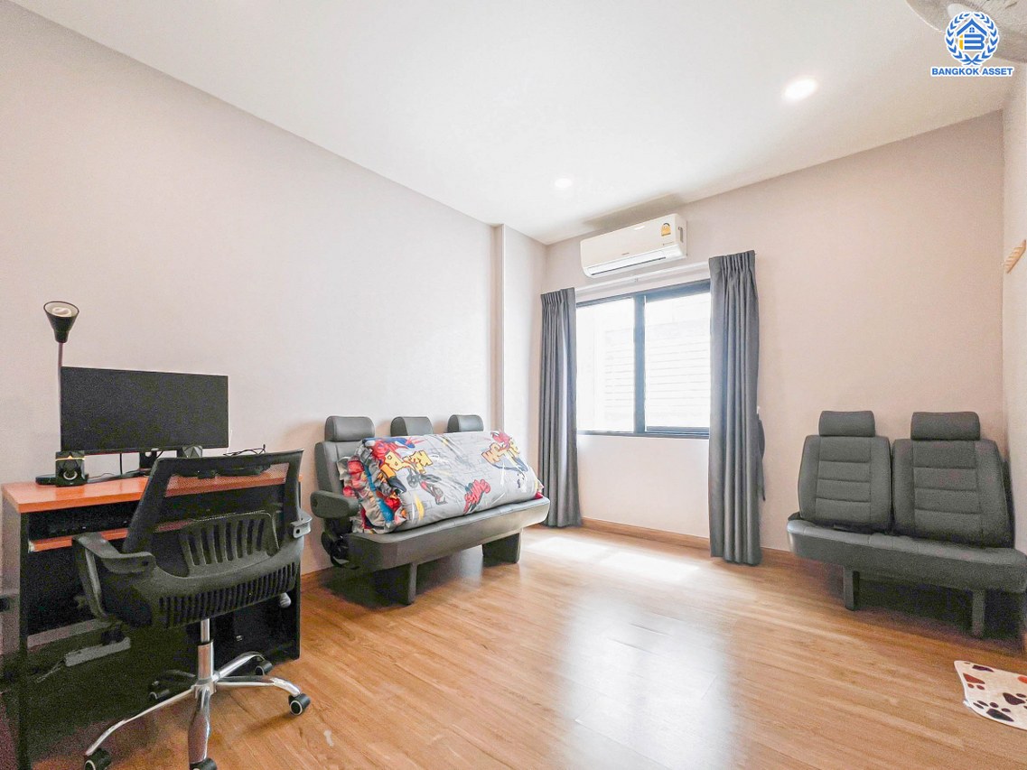 *****บ้านเดี่ยวมือสอง โครงการ เซนโทร ชัยพฤกษ์-แจ้งวัฒนะ2 หลังมุม จากแบรนด์ AP Thai เนื้อที่ 61.50 ตร.ว. พื้นที่ใช้สอย 255 ตร.ม. ฟังก์ชัน 4 ห้องนอน 6 ห้องน้ำ 2 ที่จอดรถ บ้านฟังก์ชั่นเยอะ ใกล้แหล่งอำนวยความสะดวก บนทำเล เชื่อมต่อถนนสะพานนนทบุรี-บางบัวทอง ถนนชัยพฤกษ์ ถนนราชพฤกษ์ ใกล้จุดขึ้นทางด่วน "แจ้งวัฒนะ"