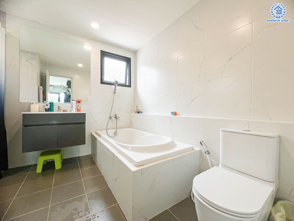 *****บ้านเดี่ยวมือสอง โครงการ เซนโทร ชัยพฤกษ์-แจ้งวัฒนะ2 หลังมุม จากแบรนด์ AP Thai เนื้อที่ 61.50 ตร.ว. พื้นที่ใช้สอย 255 ตร.ม. ฟังก์ชัน 4 ห้องนอน 6 ห้องน้ำ 2 ที่จอดรถ บ้านฟังก์ชั่นเยอะ ใกล้แหล่งอำนวยความสะดวก บนทำเล เชื่อมต่อถนนสะพานนนทบุรี-บางบัวทอง ถนนชัยพฤกษ์ ถนนราชพฤกษ์ ใกล้จุดขึ้นทางด่วน "แจ้งวัฒนะ"