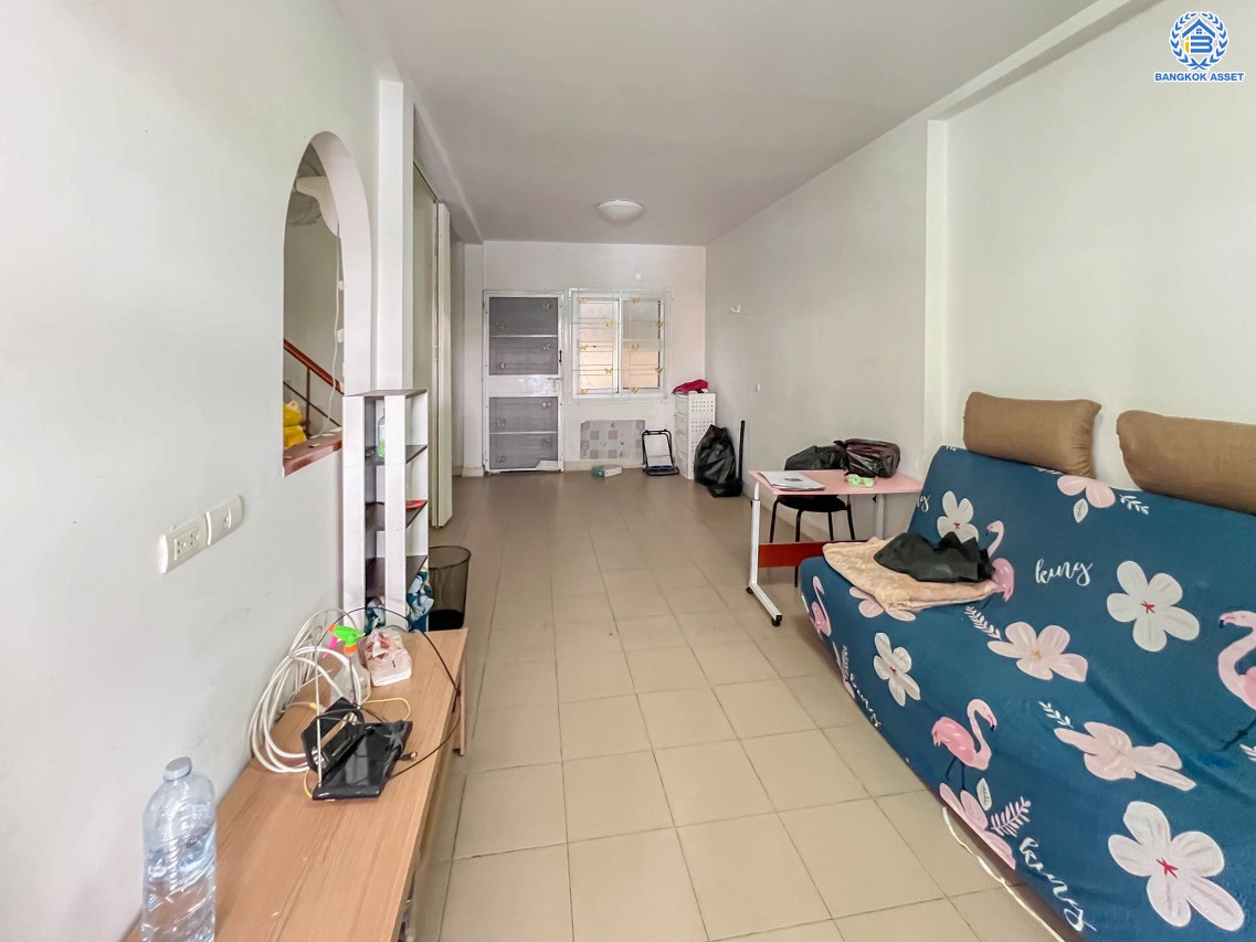 ทาวน์เฮ้าส์มือสองนนทบุรี โครงการ ศุภาลัยวิลล์ ติวานนท์-ปทุมธานี เนื้อที่ 17.3 ตร.ว. พื้นที่ใช้สอย 90 ตร.ม. ฟังก์ชัน 2 ห้องนอน 2 ห้องน้ำ 1 ที่จอดรถ บ้านสวยพร้อมเข้าอยู่ บนทำเลแห่งการเดินทาง เชื่อมต่อถนนติวานนท์-ปทุมธานี, ถนนศรีสมาน, ถนน345 ใกล้จุดขึ้นทางด่วน "ศรีรัช"...