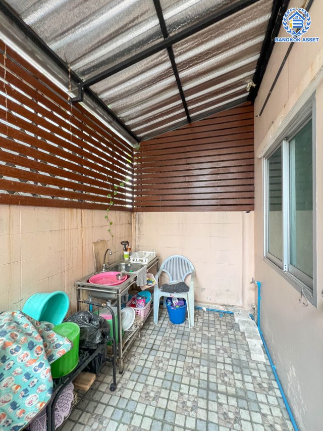 ทาวน์เฮ้าส์มือสองนนทบุรี โครงการ ศุภาลัยวิลล์ ติวานนท์-ปทุมธานี เนื้อที่ 17.3 ตร.ว. พื้นที่ใช้สอย 90 ตร.ม. ฟังก์ชัน 2 ห้องนอน 2 ห้องน้ำ 1 ที่จอดรถ บ้านสวยพร้อมเข้าอยู่ บนทำเลแห่งการเดินทาง เชื่อมต่อถนนติวานนท์-ปทุมธานี, ถนนศรีสมาน, ถนน345 ใกล้จุดขึ้นทางด่วน "ศรีรัช"...