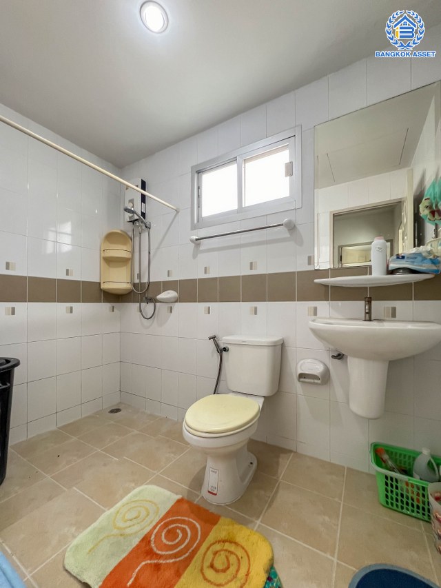 ทาวน์เฮ้าส์มือสองนนทบุรี โครงการ ศุภาลัยวิลล์ ติวานนท์-ปทุมธานี เนื้อที่ 17.3 ตร.ว. พื้นที่ใช้สอย 90 ตร.ม. ฟังก์ชัน 2 ห้องนอน 2 ห้องน้ำ 1 ที่จอดรถ บ้านสวยพร้อมเข้าอยู่ บนทำเลแห่งการเดินทาง เชื่อมต่อถนนติวานนท์-ปทุมธานี, ถนนศรีสมาน, ถนน345 ใกล้จุดขึ้นทางด่วน "ศรีรัช"...