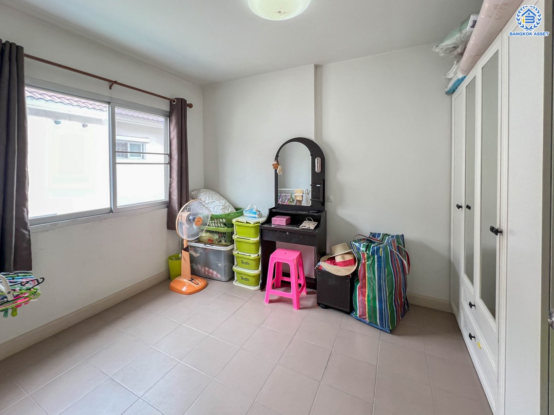 ทาวน์เฮ้าส์มือสองนนทบุรี โครงการ ศุภาลัยวิลล์ ติวานนท์-ปทุมธานี เนื้อที่ 17.3 ตร.ว. พื้นที่ใช้สอย 90 ตร.ม. ฟังก์ชัน 2 ห้องนอน 2 ห้องน้ำ 1 ที่จอดรถ บ้านสวยพร้อมเข้าอยู่ บนทำเลแห่งการเดินทาง เชื่อมต่อถนนติวานนท์-ปทุมธานี, ถนนศรีสมาน, ถนน345 ใกล้จุดขึ้นทางด่วน "ศรีรัช"...