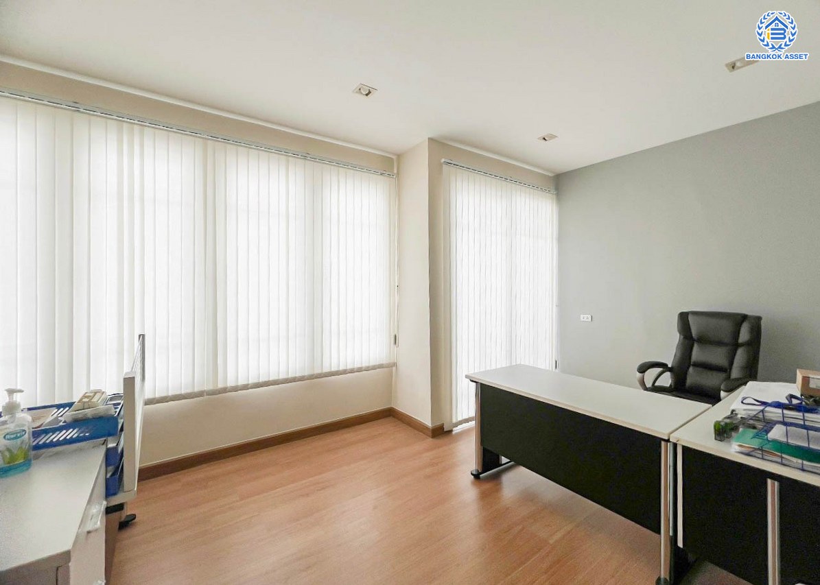 *****ทาวน์โฮม 3 ชั้นมือสอง โครงการ โกลเด้น ซิตี้ แจ้งวัฒนะ-เมืองทอง บนเนื้อที่ 20.4 ตร.ว. พื้นที่ใช้สอย 164 ตร.ม. ฟังก์ชัน 4 ห้องนอน 4 ห้องน้ำ 2 ที่จอดรถ บ้านสภาพสวย ใกล้เมืองเดินทางสะดวก เชื่อมต่อถนนติวานนท์, ถนนศรีสมาน, ถนนสรงประภา ใกล้รถไฟฟ้าสายสีชมพู "สถานีห้าแยกปากเกร็ด" จุดขึ้นทางด่วน "แจ้งวัฒนะ-ศรีรัช"