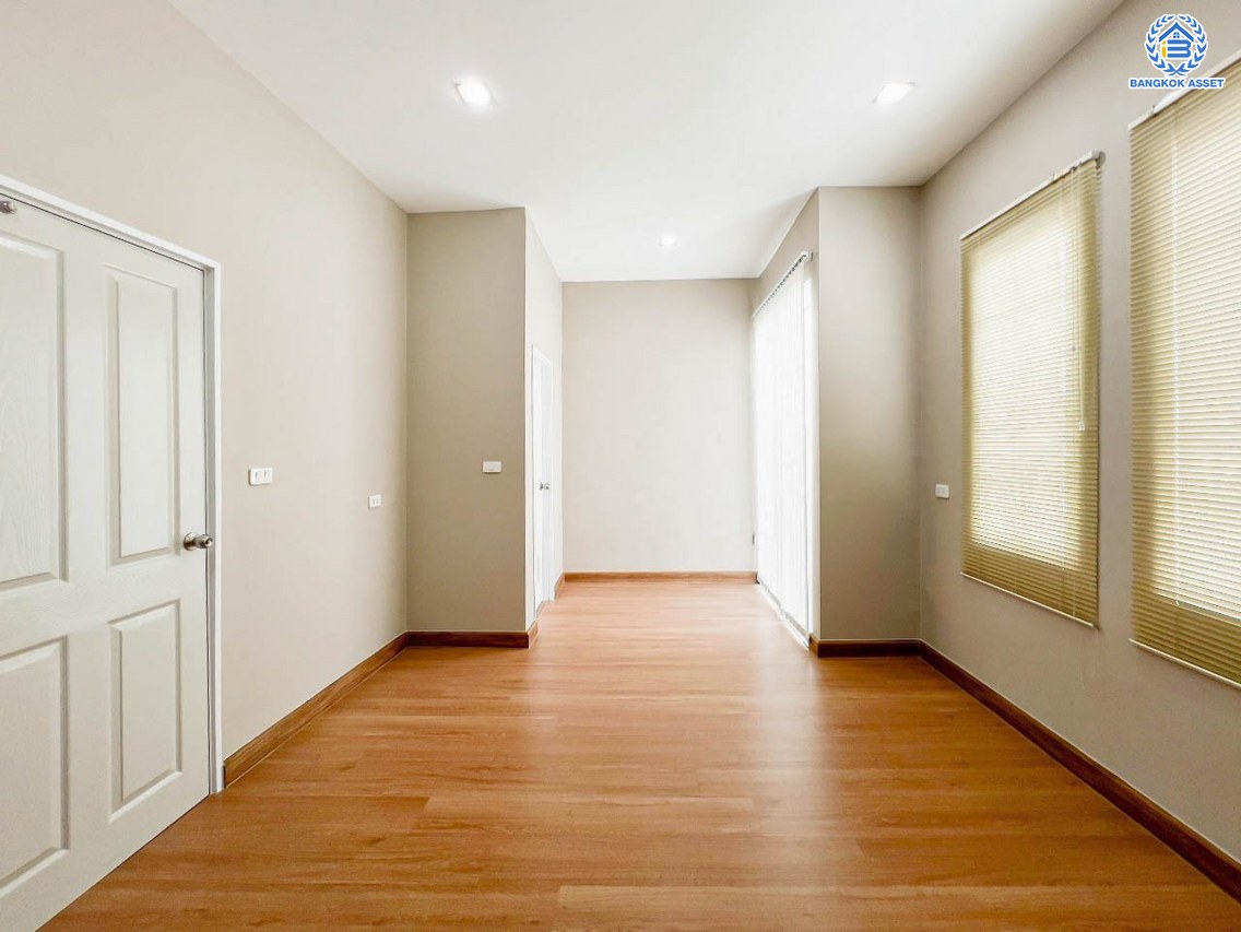 *****ทาวน์โฮม 3 ชั้นมือสอง โครงการ โกลเด้น ซิตี้ แจ้งวัฒนะ-เมืองทอง บนเนื้อที่ 20.4 ตร.ว. พื้นที่ใช้สอย 164 ตร.ม. ฟังก์ชัน 4 ห้องนอน 4 ห้องน้ำ 2 ที่จอดรถ บ้านสภาพสวย ใกล้เมืองเดินทางสะดวก เชื่อมต่อถนนติวานนท์, ถนนศรีสมาน, ถนนสรงประภา ใกล้รถไฟฟ้าสายสีชมพู "สถานีห้าแยกปากเกร็ด" จุดขึ้นทางด่วน "แจ้งวัฒนะ-ศรีรัช"