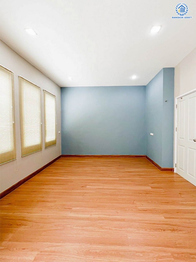 *****ทาวน์โฮม 3 ชั้นมือสอง โครงการ โกลเด้น ซิตี้ แจ้งวัฒนะ-เมืองทอง บนเนื้อที่ 20.4 ตร.ว. พื้นที่ใช้สอย 164 ตร.ม. ฟังก์ชัน 4 ห้องนอน 4 ห้องน้ำ 2 ที่จอดรถ บ้านสภาพสวย ใกล้เมืองเดินทางสะดวก เชื่อมต่อถนนติวานนท์, ถนนศรีสมาน, ถนนสรงประภา ใกล้รถไฟฟ้าสายสีชมพู "สถานีห้าแยกปากเกร็ด" จุดขึ้นทางด่วน "แจ้งวัฒนะ-ศรีรัช"