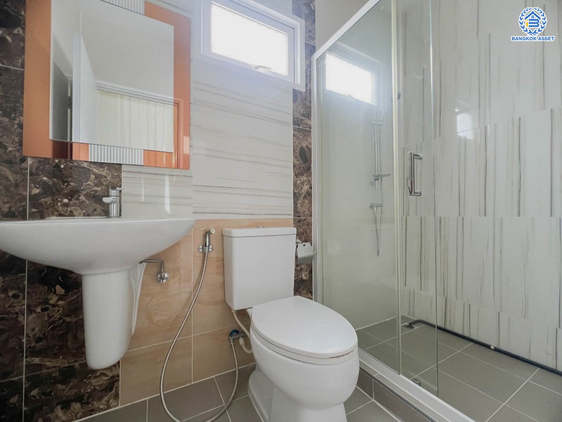 *****ทาวน์โฮม 3 ชั้นมือสอง โครงการ โกลเด้น ซิตี้ แจ้งวัฒนะ-เมืองทอง บนเนื้อที่ 20.4 ตร.ว. พื้นที่ใช้สอย 164 ตร.ม. ฟังก์ชัน 4 ห้องนอน 4 ห้องน้ำ 2 ที่จอดรถ บ้านสภาพสวย ใกล้เมืองเดินทางสะดวก เชื่อมต่อถนนติวานนท์, ถนนศรีสมาน, ถนนสรงประภา ใกล้รถไฟฟ้าสายสีชมพู "สถานีห้าแยกปากเกร็ด" จุดขึ้นทางด่วน "แจ้งวัฒนะ-ศรีรัช"