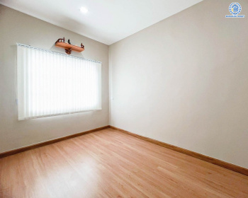 *****ทาวน์โฮม 3 ชั้นมือสอง โครงการ โกลเด้น ซิตี้ แจ้งวัฒนะ-เมืองทอง บนเนื้อที่ 20.4 ตร.ว. พื้นที่ใช้สอย 164 ตร.ม. ฟังก์ชัน 4 ห้องนอน 4 ห้องน้ำ 2 ที่จอดรถ บ้านสภาพสวย ใกล้เมืองเดินทางสะดวก เชื่อมต่อถนนติวานนท์, ถนนศรีสมาน, ถนนสรงประภา ใกล้รถไฟฟ้าสายสีชมพู "สถานีห้าแยกปากเกร็ด" จุดขึ้นทางด่วน "แจ้งวัฒนะ-ศรีรัช"