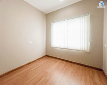 *****ทาวน์โฮม 3 ชั้นมือสอง โครงการ โกลเด้น ซิตี้ แจ้งวัฒนะ-เมืองทอง บนเนื้อที่ 20.4 ตร.ว. พื้นที่ใช้สอย 164 ตร.ม. ฟังก์ชัน 4 ห้องนอน 4 ห้องน้ำ 2 ที่จอดรถ บ้านสภาพสวย ใกล้เมืองเดินทางสะดวก เชื่อมต่อถนนติวานนท์, ถนนศรีสมาน, ถนนสรงประภา ใกล้รถไฟฟ้าสายสีชมพู "สถานีห้าแยกปากเกร็ด" จุดขึ้นทางด่วน "แจ้งวัฒนะ-ศรีรัช"