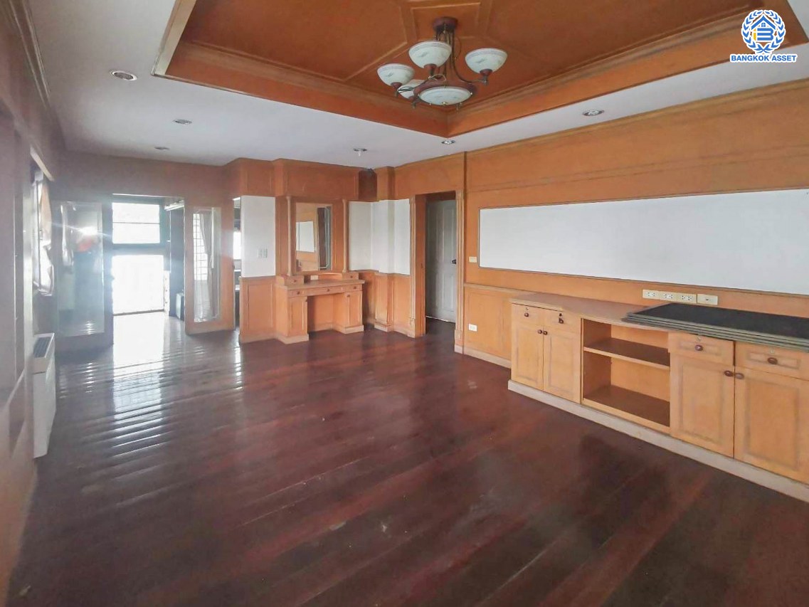 บ้านเดี่ยวมือสอง โครงการ เพอร์เฟคเพลส2 รามคำแหง เนื้อที่ 77.70 ตร.ว. พื้นที่ใช้สอย 242 ตร.ม. บ้านฟังก์ชั่นเยอะ 4 ห้องนอน 4 ห้องน้ำ 2 ที่จอดรถ ใกล้แหล่งอำนวยความสะดวก เชื่อมต่อถนนรามคําแหง ใกล้แฟชั่นไอซ์แลนด์ และจุดขึ้นทางด่วน "รามคำแหง"...