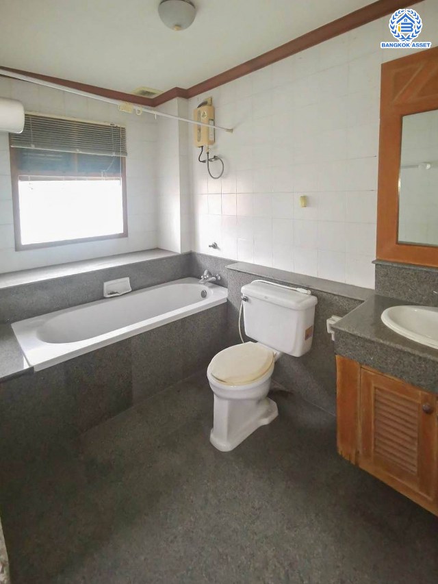 บ้านเดี่ยวมือสอง โครงการ เพอร์เฟคเพลส2 รามคำแหง เนื้อที่ 77.70 ตร.ว. พื้นที่ใช้สอย 242 ตร.ม. บ้านฟังก์ชั่นเยอะ 4 ห้องนอน 4 ห้องน้ำ 2 ที่จอดรถ ใกล้แหล่งอำนวยความสะดวก เชื่อมต่อถนนรามคําแหง ใกล้แฟชั่นไอซ์แลนด์ และจุดขึ้นทางด่วน "รามคำแหง"...