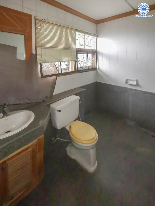 บ้านเดี่ยวมือสอง โครงการ เพอร์เฟคเพลส2 รามคำแหง เนื้อที่ 77.70 ตร.ว. พื้นที่ใช้สอย 242 ตร.ม. บ้านฟังก์ชั่นเยอะ 4 ห้องนอน 4 ห้องน้ำ 2 ที่จอดรถ ใกล้แหล่งอำนวยความสะดวก เชื่อมต่อถนนรามคําแหง ใกล้แฟชั่นไอซ์แลนด์ และจุดขึ้นทางด่วน "รามคำแหง"...