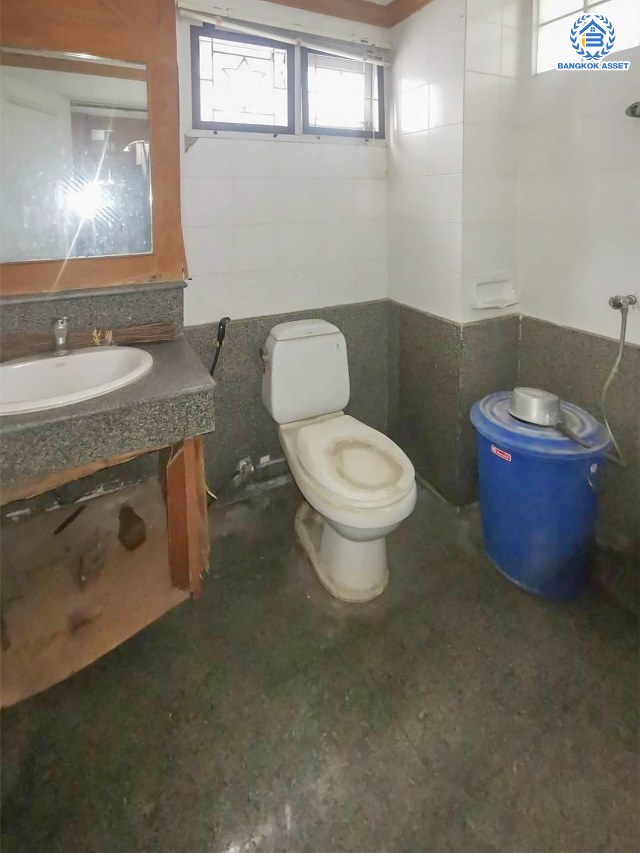 บ้านเดี่ยวมือสอง โครงการ เพอร์เฟคเพลส2 รามคำแหง เนื้อที่ 77.70 ตร.ว. พื้นที่ใช้สอย 242 ตร.ม. บ้านฟังก์ชั่นเยอะ 4 ห้องนอน 4 ห้องน้ำ 2 ที่จอดรถ ใกล้แหล่งอำนวยความสะดวก เชื่อมต่อถนนรามคําแหง ใกล้แฟชั่นไอซ์แลนด์ และจุดขึ้นทางด่วน "รามคำแหง"...