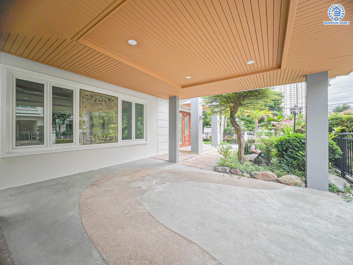 บ้านเดี่ยวมือสอง โครงการ ไลฟ์บางกอกบูเลอวาร์ด รัชวิภา หลังมุม เนื้อที่ 61.30 ตร.ว. พื้นที่ใช้อสอย 245 ตร.ม. ฟังก์ชัน 3 ห้องนอน 3 ห้องน้ำ 2 ที่จอดรถ บ้านสภาพดี พื้นที่ใช้สอยกว้างขวาง บนทำเลแห่งการเดินทาง เชื่อมต่อถนนนครอินทร์ ถนนวงศ์สว่าง ใกล้รถไฟฟ้าสายสีม่วง "สถานีเเยกติวานนท์" และจุดขึ้นทางพิเศษประจิมรัถยา