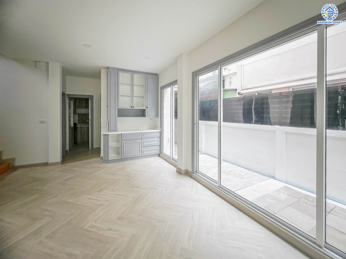 บ้านเดี่ยวมือสอง โครงการ ไลฟ์บางกอกบูเลอวาร์ด รัชวิภา หลังมุม เนื้อที่ 61.30 ตร.ว. พื้นที่ใช้อสอย 245 ตร.ม. ฟังก์ชัน 3 ห้องนอน 3 ห้องน้ำ 2 ที่จอดรถ บ้านสภาพดี พื้นที่ใช้สอยกว้างขวาง บนทำเลแห่งการเดินทาง เชื่อมต่อถนนนครอินทร์ ถนนวงศ์สว่าง ใกล้รถไฟฟ้าสายสีม่วง "สถานีเเยกติวานนท์" และจุดขึ้นทางพิเศษประจิมรัถยา