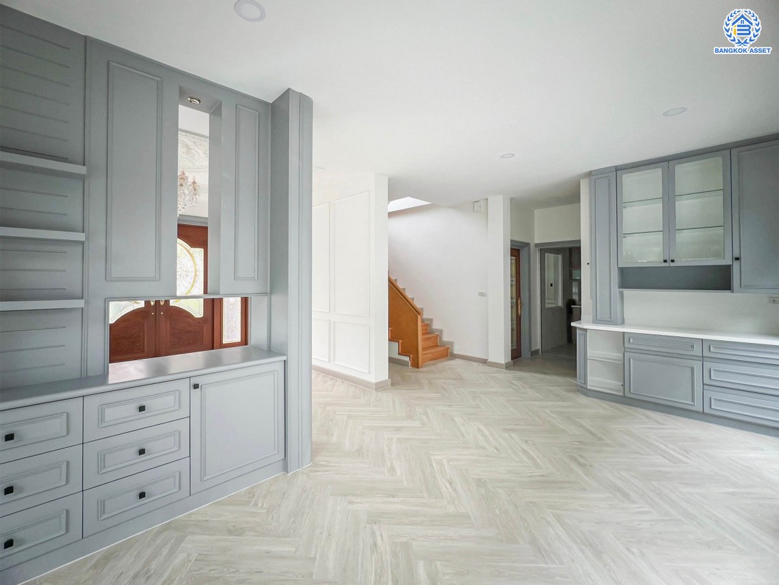 บ้านเดี่ยวมือสอง โครงการ ไลฟ์บางกอกบูเลอวาร์ด รัชวิภา หลังมุม เนื้อที่ 61.30 ตร.ว. พื้นที่ใช้อสอย 245 ตร.ม. ฟังก์ชัน 3 ห้องนอน 3 ห้องน้ำ 2 ที่จอดรถ บ้านสภาพดี พื้นที่ใช้สอยกว้างขวาง บนทำเลแห่งการเดินทาง เชื่อมต่อถนนนครอินทร์ ถนนวงศ์สว่าง ใกล้รถไฟฟ้าสายสีม่วง "สถานีเเยกติวานนท์" และจุดขึ้นทางพิเศษประจิมรัถยา