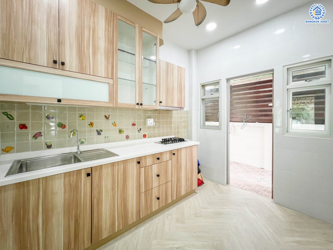 บ้านเดี่ยวมือสอง โครงการ ไลฟ์บางกอกบูเลอวาร์ด รัชวิภา หลังมุม เนื้อที่ 61.30 ตร.ว. พื้นที่ใช้อสอย 245 ตร.ม. ฟังก์ชัน 3 ห้องนอน 3 ห้องน้ำ 2 ที่จอดรถ บ้านสภาพดี พื้นที่ใช้สอยกว้างขวาง บนทำเลแห่งการเดินทาง เชื่อมต่อถนนนครอินทร์ ถนนวงศ์สว่าง ใกล้รถไฟฟ้าสายสีม่วง "สถานีเเยกติวานนท์" และจุดขึ้นทางพิเศษประจิมรัถยา