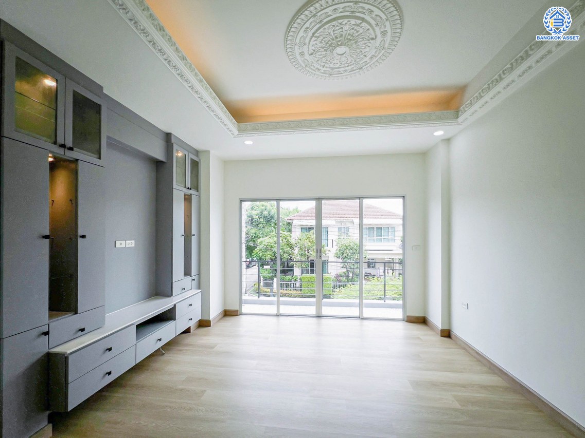 บ้านเดี่ยวมือสอง โครงการ ไลฟ์บางกอกบูเลอวาร์ด รัชวิภา หลังมุม เนื้อที่ 61.30 ตร.ว. พื้นที่ใช้อสอย 245 ตร.ม. ฟังก์ชัน 3 ห้องนอน 3 ห้องน้ำ 2 ที่จอดรถ บ้านสภาพดี พื้นที่ใช้สอยกว้างขวาง บนทำเลแห่งการเดินทาง เชื่อมต่อถนนนครอินทร์ ถนนวงศ์สว่าง ใกล้รถไฟฟ้าสายสีม่วง "สถานีเเยกติวานนท์" และจุดขึ้นทางพิเศษประจิมรัถยา