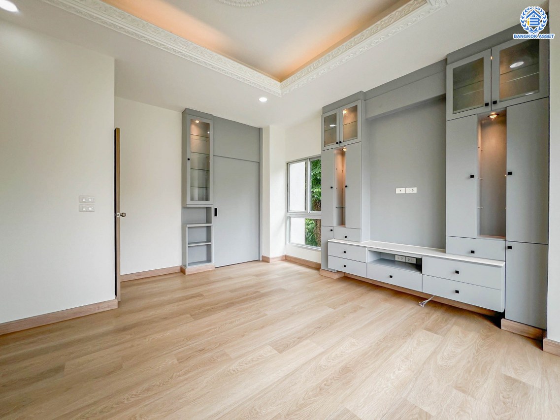 บ้านเดี่ยวมือสอง โครงการ ไลฟ์บางกอกบูเลอวาร์ด รัชวิภา หลังมุม เนื้อที่ 61.30 ตร.ว. พื้นที่ใช้อสอย 245 ตร.ม. ฟังก์ชัน 3 ห้องนอน 3 ห้องน้ำ 2 ที่จอดรถ บ้านสภาพดี พื้นที่ใช้สอยกว้างขวาง บนทำเลแห่งการเดินทาง เชื่อมต่อถนนนครอินทร์ ถนนวงศ์สว่าง ใกล้รถไฟฟ้าสายสีม่วง "สถานีเเยกติวานนท์" และจุดขึ้นทางพิเศษประจิมรัถยา