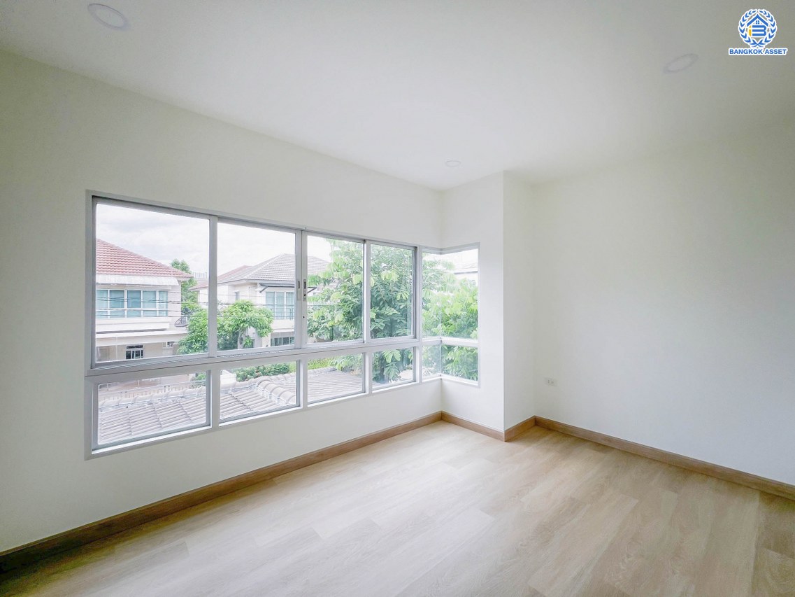 บ้านเดี่ยวมือสอง โครงการ ไลฟ์บางกอกบูเลอวาร์ด รัชวิภา หลังมุม เนื้อที่ 61.30 ตร.ว. พื้นที่ใช้อสอย 245 ตร.ม. ฟังก์ชัน 3 ห้องนอน 3 ห้องน้ำ 2 ที่จอดรถ บ้านสภาพดี พื้นที่ใช้สอยกว้างขวาง บนทำเลแห่งการเดินทาง เชื่อมต่อถนนนครอินทร์ ถนนวงศ์สว่าง ใกล้รถไฟฟ้าสายสีม่วง "สถานีเเยกติวานนท์" และจุดขึ้นทางพิเศษประจิมรัถยา