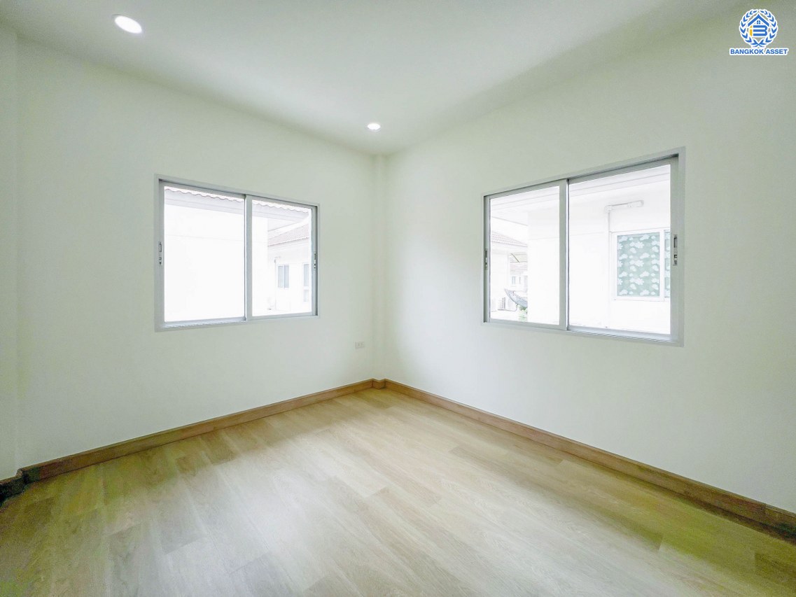 บ้านเดี่ยวมือสอง โครงการ ไลฟ์บางกอกบูเลอวาร์ด รัชวิภา หลังมุม เนื้อที่ 61.30 ตร.ว. พื้นที่ใช้อสอย 245 ตร.ม. ฟังก์ชัน 3 ห้องนอน 3 ห้องน้ำ 2 ที่จอดรถ บ้านสภาพดี พื้นที่ใช้สอยกว้างขวาง บนทำเลแห่งการเดินทาง เชื่อมต่อถนนนครอินทร์ ถนนวงศ์สว่าง ใกล้รถไฟฟ้าสายสีม่วง "สถานีเเยกติวานนท์" และจุดขึ้นทางพิเศษประจิมรัถยา