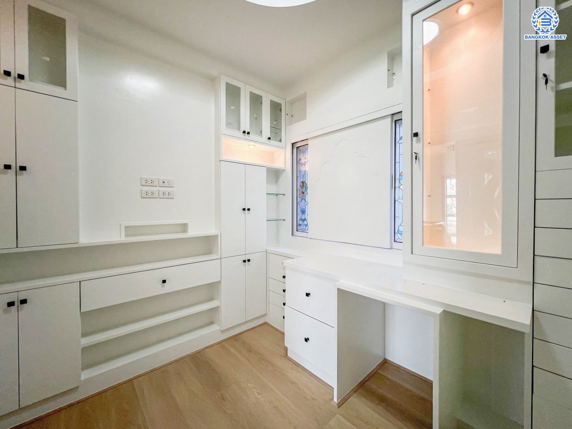 บ้านเดี่ยวมือสอง โครงการ ไลฟ์บางกอกบูเลอวาร์ด รัชวิภา หลังมุม เนื้อที่ 61.30 ตร.ว. พื้นที่ใช้อสอย 245 ตร.ม. ฟังก์ชัน 3 ห้องนอน 3 ห้องน้ำ 2 ที่จอดรถ บ้านสภาพดี พื้นที่ใช้สอยกว้างขวาง บนทำเลแห่งการเดินทาง เชื่อมต่อถนนนครอินทร์ ถนนวงศ์สว่าง ใกล้รถไฟฟ้าสายสีม่วง "สถานีเเยกติวานนท์" และจุดขึ้นทางพิเศษประจิมรัถยา