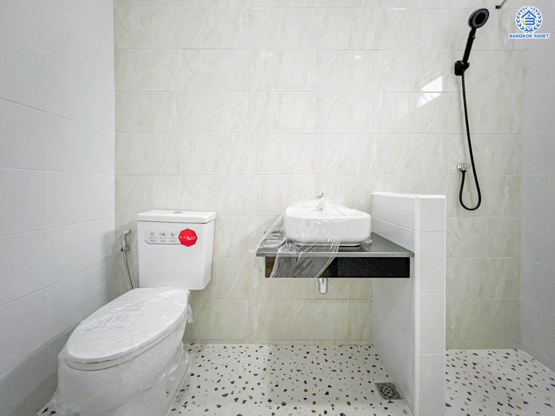 บ้านเดี่ยวมือสอง โครงการ ไลฟ์บางกอกบูเลอวาร์ด รัชวิภา หลังมุม เนื้อที่ 61.30 ตร.ว. พื้นที่ใช้อสอย 245 ตร.ม. ฟังก์ชัน 3 ห้องนอน 3 ห้องน้ำ 2 ที่จอดรถ บ้านสภาพดี พื้นที่ใช้สอยกว้างขวาง บนทำเลแห่งการเดินทาง เชื่อมต่อถนนนครอินทร์ ถนนวงศ์สว่าง ใกล้รถไฟฟ้าสายสีม่วง "สถานีเเยกติวานนท์" และจุดขึ้นทางพิเศษประจิมรัถยา