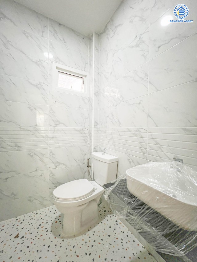 บ้านเดี่ยวมือสอง โครงการ ไลฟ์บางกอกบูเลอวาร์ด รัชวิภา หลังมุม เนื้อที่ 61.30 ตร.ว. พื้นที่ใช้อสอย 245 ตร.ม. ฟังก์ชัน 3 ห้องนอน 3 ห้องน้ำ 2 ที่จอดรถ บ้านสภาพดี พื้นที่ใช้สอยกว้างขวาง บนทำเลแห่งการเดินทาง เชื่อมต่อถนนนครอินทร์ ถนนวงศ์สว่าง ใกล้รถไฟฟ้าสายสีม่วง "สถานีเเยกติวานนท์" และจุดขึ้นทางพิเศษประจิมรัถยา