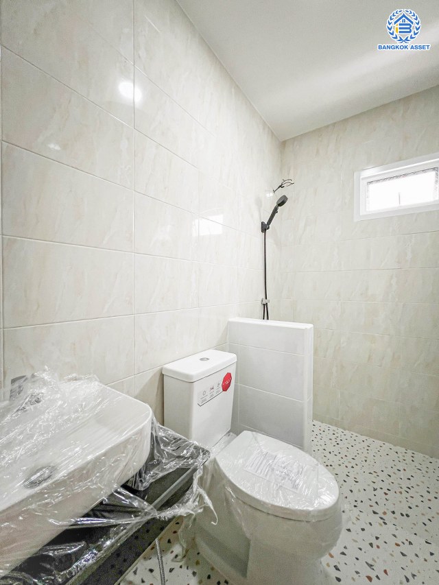 บ้านเดี่ยวมือสอง โครงการ ไลฟ์บางกอกบูเลอวาร์ด รัชวิภา หลังมุม เนื้อที่ 61.30 ตร.ว. พื้นที่ใช้อสอย 245 ตร.ม. ฟังก์ชัน 3 ห้องนอน 3 ห้องน้ำ 2 ที่จอดรถ บ้านสภาพดี พื้นที่ใช้สอยกว้างขวาง บนทำเลแห่งการเดินทาง เชื่อมต่อถนนนครอินทร์ ถนนวงศ์สว่าง ใกล้รถไฟฟ้าสายสีม่วง "สถานีเเยกติวานนท์" และจุดขึ้นทางพิเศษประจิมรัถยา