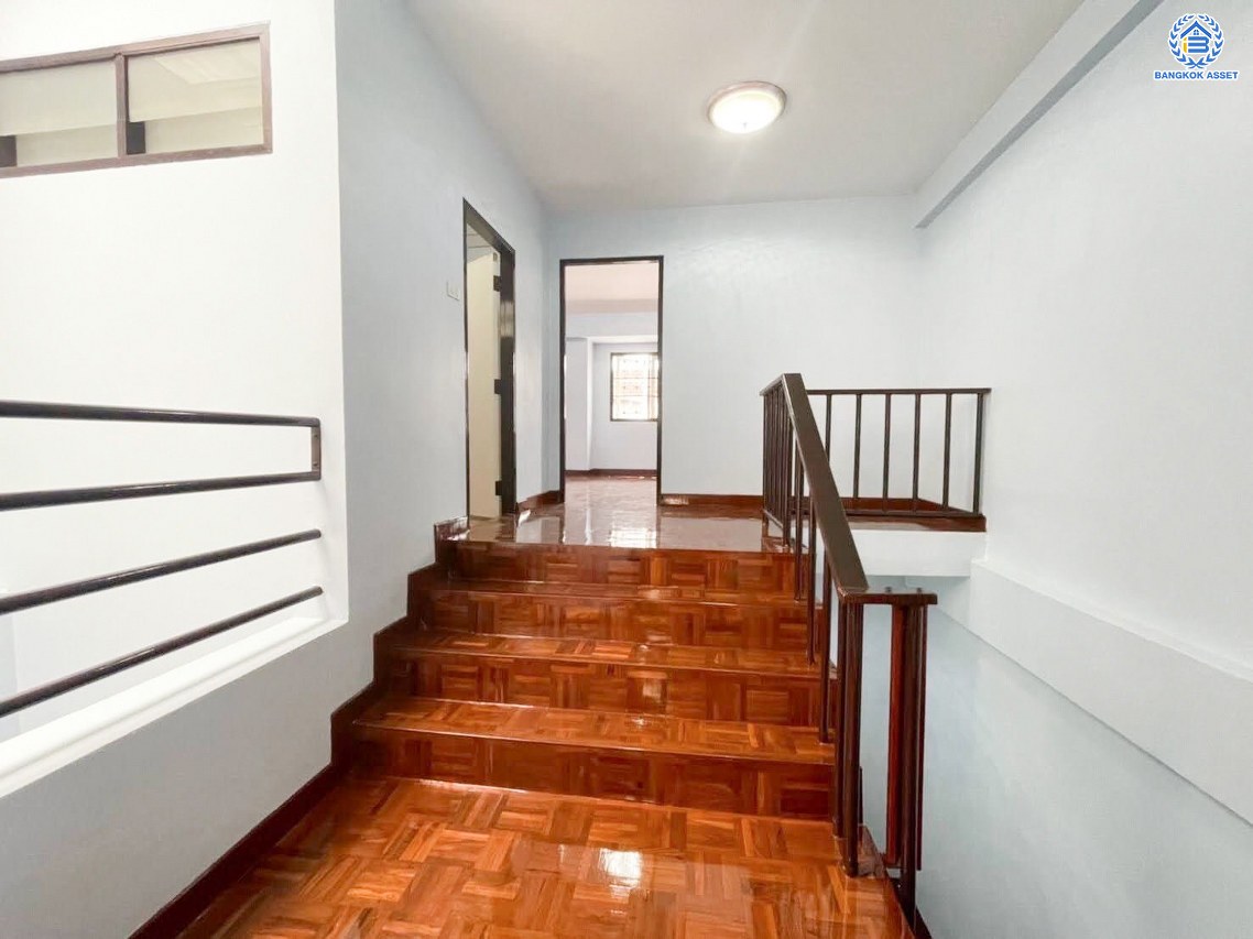 *****ทาวน์โฮม 3 ชั้นมือสองกรุงเทพมหานคร โครการ มั่งมี ซิตี้ บางแค เฟส2 เนื้อที่กว้าง 20.40 ตร.ว. พื้นที่ใช้สอย 179 ตร.ม. ฟังก์ชัน 4 ห้องนอน 3 ห้องน้ำ 1 ที่จอดรถ บนทำเลเดินทางสะดวก เชื่อมต่อ ถนนกาญจนาภิเษก ใกล้รถไฟฟ้าสายน้ำเงิน สถานีหลักสอง และ จุดขึ้นทางด่วน ใกล้จุดขึ้นทางด่วน วงแหวนกาญจนาภิเษก