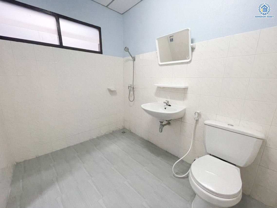 *****ทาวน์โฮม 3 ชั้นมือสองกรุงเทพมหานคร โครการ มั่งมี ซิตี้ บางแค เฟส2 เนื้อที่กว้าง 20.40 ตร.ว. พื้นที่ใช้สอย 179 ตร.ม. ฟังก์ชัน 4 ห้องนอน 3 ห้องน้ำ 1 ที่จอดรถ บนทำเลเดินทางสะดวก เชื่อมต่อ ถนนกาญจนาภิเษก ใกล้รถไฟฟ้าสายน้ำเงิน สถานีหลักสอง และ จุดขึ้นทางด่วน ใกล้จุดขึ้นทางด่วน วงแหวนกาญจนาภิเษก