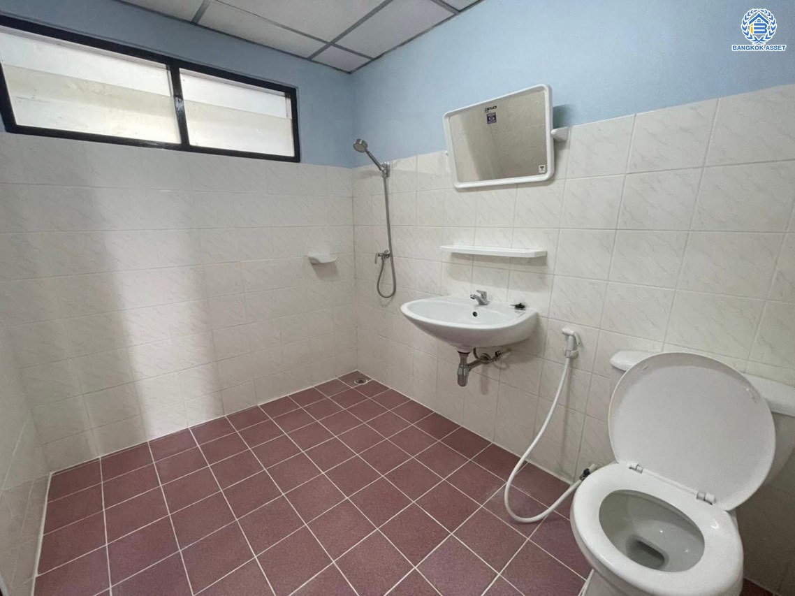 *****ทาวน์โฮม 3 ชั้นมือสองกรุงเทพมหานคร โครการ มั่งมี ซิตี้ บางแค เฟส2 เนื้อที่กว้าง 20.40 ตร.ว. พื้นที่ใช้สอย 179 ตร.ม. ฟังก์ชัน 4 ห้องนอน 3 ห้องน้ำ 1 ที่จอดรถ บนทำเลเดินทางสะดวก เชื่อมต่อ ถนนกาญจนาภิเษก ใกล้รถไฟฟ้าสายน้ำเงิน สถานีหลักสอง และ จุดขึ้นทางด่วน ใกล้จุดขึ้นทางด่วน วงแหวนกาญจนาภิเษก