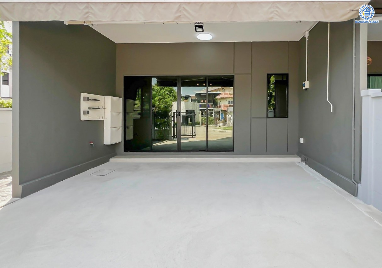 ทาวน์เฮ้าส์มือสอง 3 ชั้น โครงการ บ้านกลางเมือง ปิ่นเกล้า-จรัญฯ หลังมุม เนื้อที่ 26.00 ตร.ว. ฟังก์ชัน 3 ห้องนอน 3 ห้องน้ำ 2 ที่จอดรถ พร้อมเข้าอยู่ บนทำเลเดินทางสะดวก เชื่อมต่อถนนบางกรวย-ไทรน้อย ถนนเลียบทางรถไฟ ถนนราชพฤกษ์ ใกล้รถไฟฟ้าสายสีแดง "สถานีบางบำหรุ" และจุดขึ้นทางด่วน "ศรีรัช"