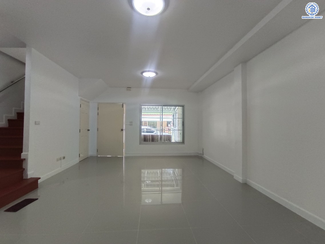 *****ทาวน์เฮ้าส์มือสองนนทบุรี โครงการ สิรภัทร3 รัตนาธิเบศร์ เนื้อที่กว้างถึง 17.90 ตร.ว. ฟังก์ชัน 3 ห้องนอน 2 ห้องน้ำ บนทำเลโซนเมือง ใกล้รถไฟฟ้าสายสีม่วง "สถานีไทรม้า" และ จุดขึ้นทางด่วน "ศรีรัช"