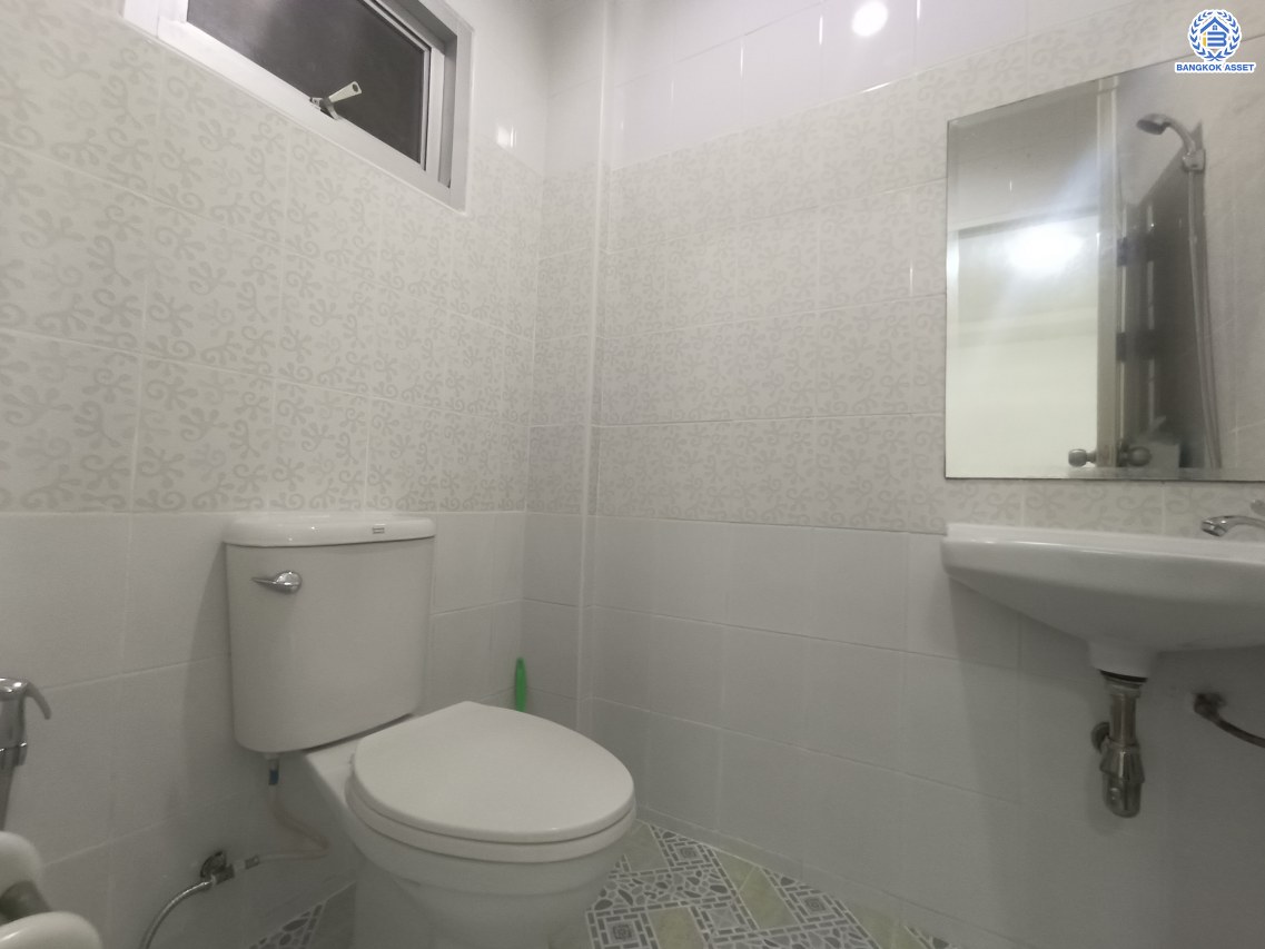 *****ทาวน์เฮ้าส์มือสองนนทบุรี โครงการ สิรภัทร3 รัตนาธิเบศร์ เนื้อที่กว้างถึง 17.90 ตร.ว. ฟังก์ชัน 3 ห้องนอน 2 ห้องน้ำ บนทำเลโซนเมือง ใกล้รถไฟฟ้าสายสีม่วง "สถานีไทรม้า" และ จุดขึ้นทางด่วน "ศรีรัช"