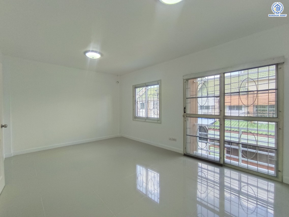 *****ทาวน์เฮ้าส์มือสองนนทบุรี โครงการ สิรภัทร3 รัตนาธิเบศร์ เนื้อที่กว้างถึง 17.90 ตร.ว. ฟังก์ชัน 3 ห้องนอน 2 ห้องน้ำ บนทำเลโซนเมือง ใกล้รถไฟฟ้าสายสีม่วง "สถานีไทรม้า" และ จุดขึ้นทางด่วน "ศรีรัช"