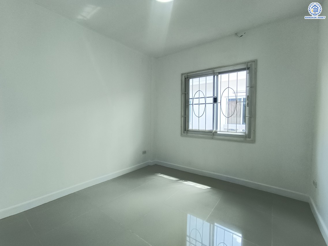 *****ทาวน์เฮ้าส์มือสองนนทบุรี โครงการ สิรภัทร3 รัตนาธิเบศร์ เนื้อที่กว้างถึง 17.90 ตร.ว. ฟังก์ชัน 3 ห้องนอน 2 ห้องน้ำ บนทำเลโซนเมือง ใกล้รถไฟฟ้าสายสีม่วง "สถานีไทรม้า" และ จุดขึ้นทางด่วน "ศรีรัช"