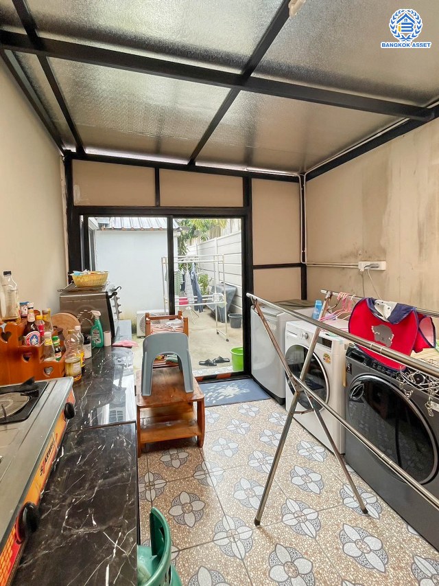 *****บ้านแฝดมือสอง โครงการ เดอะคอนเนค44 กาญจนาภิเษก-กันตนา หลังริม เนื้อที่ 50.90 ตร.ว. ฟังก์ชัน 3 ห้องนอน 2 ห้องน้ำ 2 ที่จอดรถ บ้านสภาพดีเยี่ยม พร้อมเข้าอยู่ บนทำเลดี เชื่อมต่อถนนบางใหญ่-บางคูลัด ถนนกาญจนาภิเษก ถนนพิชัยเขต ใกล้รถไฟฟ้าสายสีม่วง "สถานีตลาดบางใหญ่" และจุดขึ้นทางด่วน "ศรีรัช"