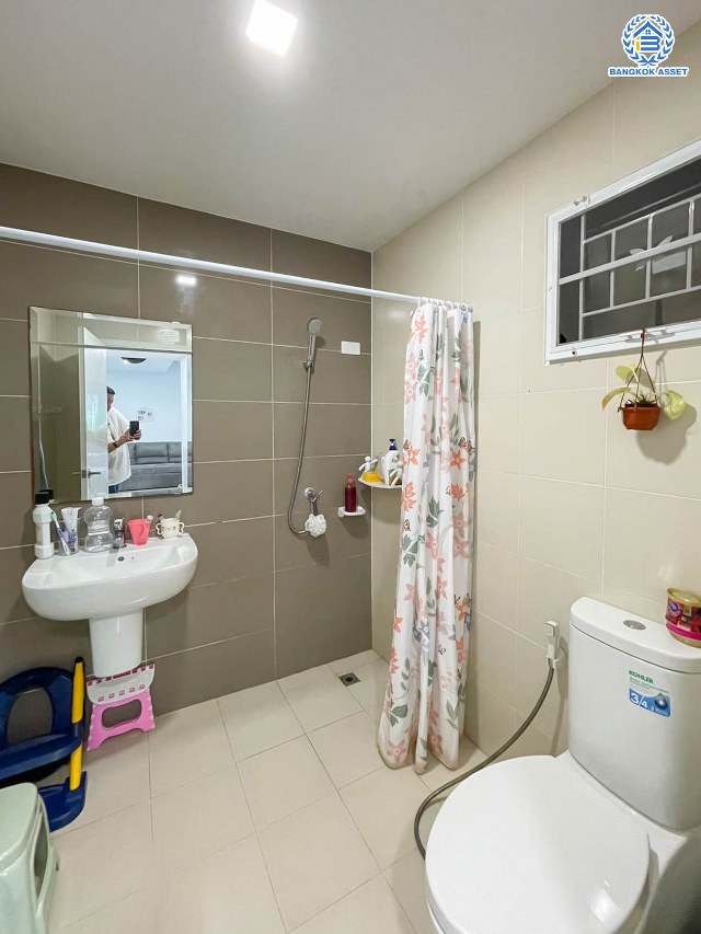 *****บ้านแฝดมือสอง โครงการ เดอะคอนเนค44 กาญจนาภิเษก-กันตนา หลังริม เนื้อที่ 50.90 ตร.ว. ฟังก์ชัน 3 ห้องนอน 2 ห้องน้ำ 2 ที่จอดรถ บ้านสภาพดีเยี่ยม พร้อมเข้าอยู่ บนทำเลดี เชื่อมต่อถนนบางใหญ่-บางคูลัด ถนนกาญจนาภิเษก ถนนพิชัยเขต ใกล้รถไฟฟ้าสายสีม่วง "สถานีตลาดบางใหญ่" และจุดขึ้นทางด่วน "ศรีรัช"