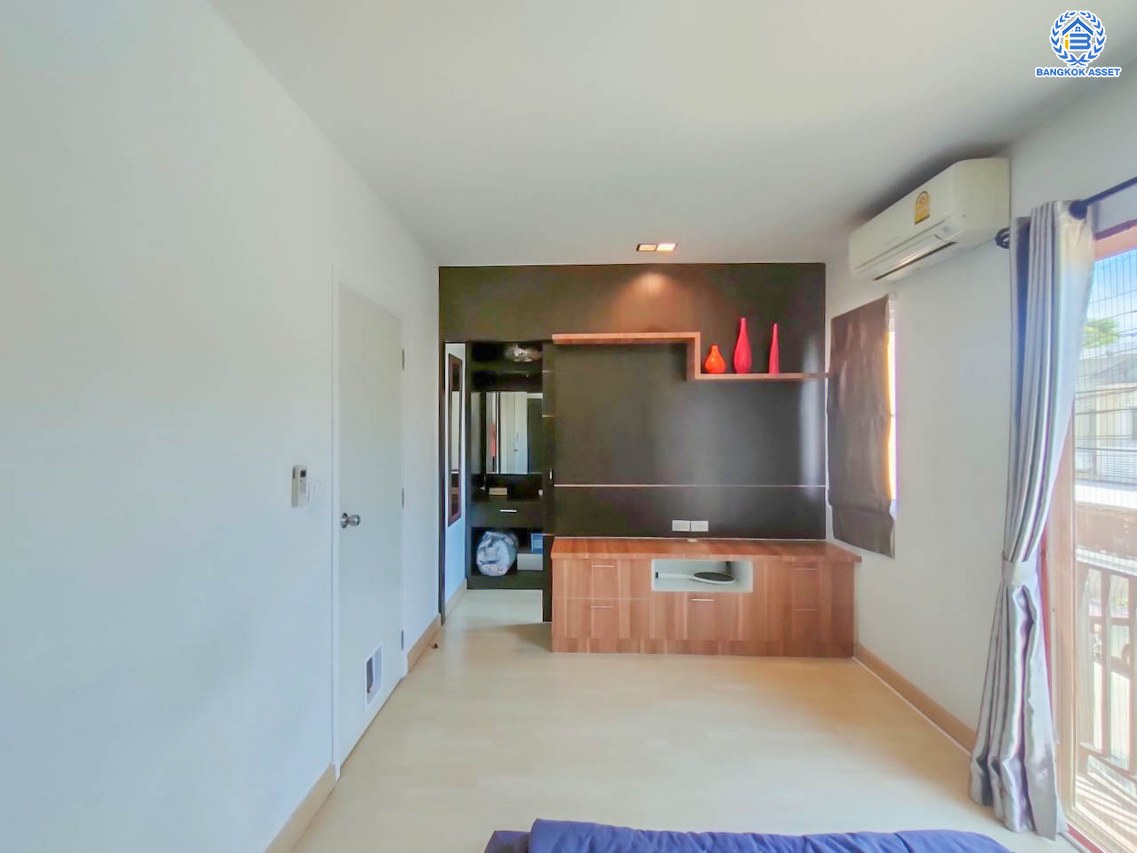 *****ทาวน์เฮ้าส์มือสอง โครงการ เดอะคอนเนค แจ้งวัฒนะ1 เนื้อที่ 18.2 ตร.ว. ฟังก์ชัน 3 ห้องนอน 2 ห้องน้ำ 1 ที่จอดรถ บ้านสภาพดีเยี่ยม พร้อมเข้าอยู่ บนทำเลดี เชื่อมต่อถนนสรงประภา, ถนนติวานนท์, ถนนแจ้งวัฒนะ ใกล้รถไฟฟ้าสายสีชมพู "สถานีสถานีปากเกร็ด" และจุดขึ้นทางด่วน "ศรีสมาน"