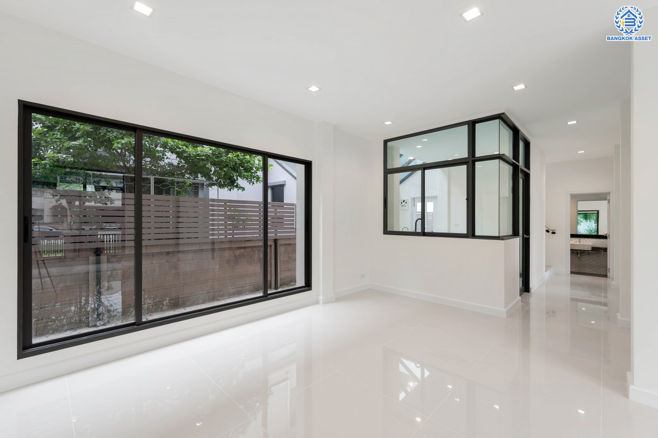 บ้านมือสองตกแต่งใหม่ โครงการ ลัดดารมย์ ติวานนท์ บนสังคมคุณภาพจากแบรนด์ Q.House หลังใหญ่กว่า 65.70 ตร.ว. พื้นที่ใช้สอย 299.89 ตร.ม. โดดเด่นด้วยการดีไซน์และฟังก์ชัน 4 ห้องนอน 5 ห้องน้ำ 1 ห้องแม่บ้าน จอดรถได้ 3 คัน Facility ภายในโครงการครบครัน บนที่สุดแห่งทำเลศักยภาพ หน้าโครงการติดถนนติวานนท์ ใกล้ทางด่วน "ศรีสมาน" เชื่อมต่อทุกการเดินทาง