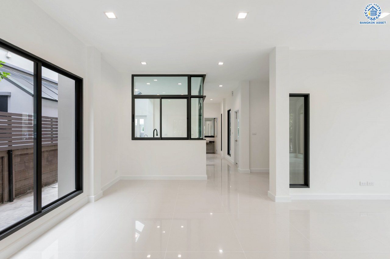 บ้านมือสองตกแต่งใหม่ โครงการ ลัดดารมย์ ติวานนท์ บนสังคมคุณภาพจากแบรนด์ Q.House หลังใหญ่กว่า 65.70 ตร.ว. พื้นที่ใช้สอย 299.89 ตร.ม. โดดเด่นด้วยการดีไซน์และฟังก์ชัน 4 ห้องนอน 5 ห้องน้ำ 1 ห้องแม่บ้าน จอดรถได้ 3 คัน Facility ภายในโครงการครบครัน บนที่สุดแห่งทำเลศักยภาพ หน้าโครงการติดถนนติวานนท์ ใกล้ทางด่วน "ศรีสมาน" เชื่อมต่อทุกการเดินทาง