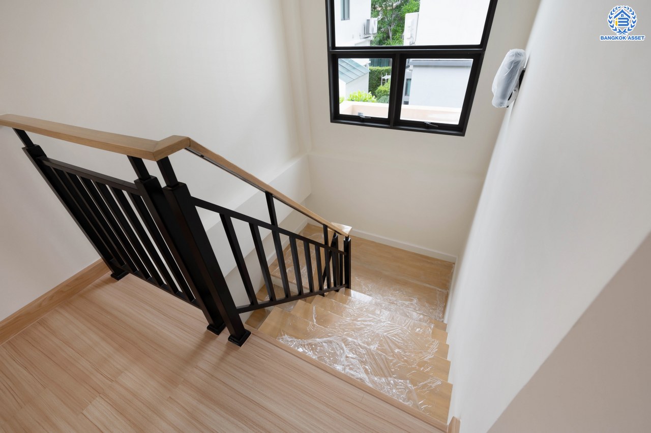 บ้านมือสองตกแต่งใหม่ โครงการ ลัดดารมย์ ติวานนท์ บนสังคมคุณภาพจากแบรนด์ Q.House หลังใหญ่กว่า 65.70 ตร.ว. พื้นที่ใช้สอย 299.89 ตร.ม. โดดเด่นด้วยการดีไซน์และฟังก์ชัน 4 ห้องนอน 5 ห้องน้ำ 1 ห้องแม่บ้าน จอดรถได้ 3 คัน Facility ภายในโครงการครบครัน บนที่สุดแห่งทำเลศักยภาพ หน้าโครงการติดถนนติวานนท์ ใกล้ทางด่วน "ศรีสมาน" เชื่อมต่อทุกการเดินทาง