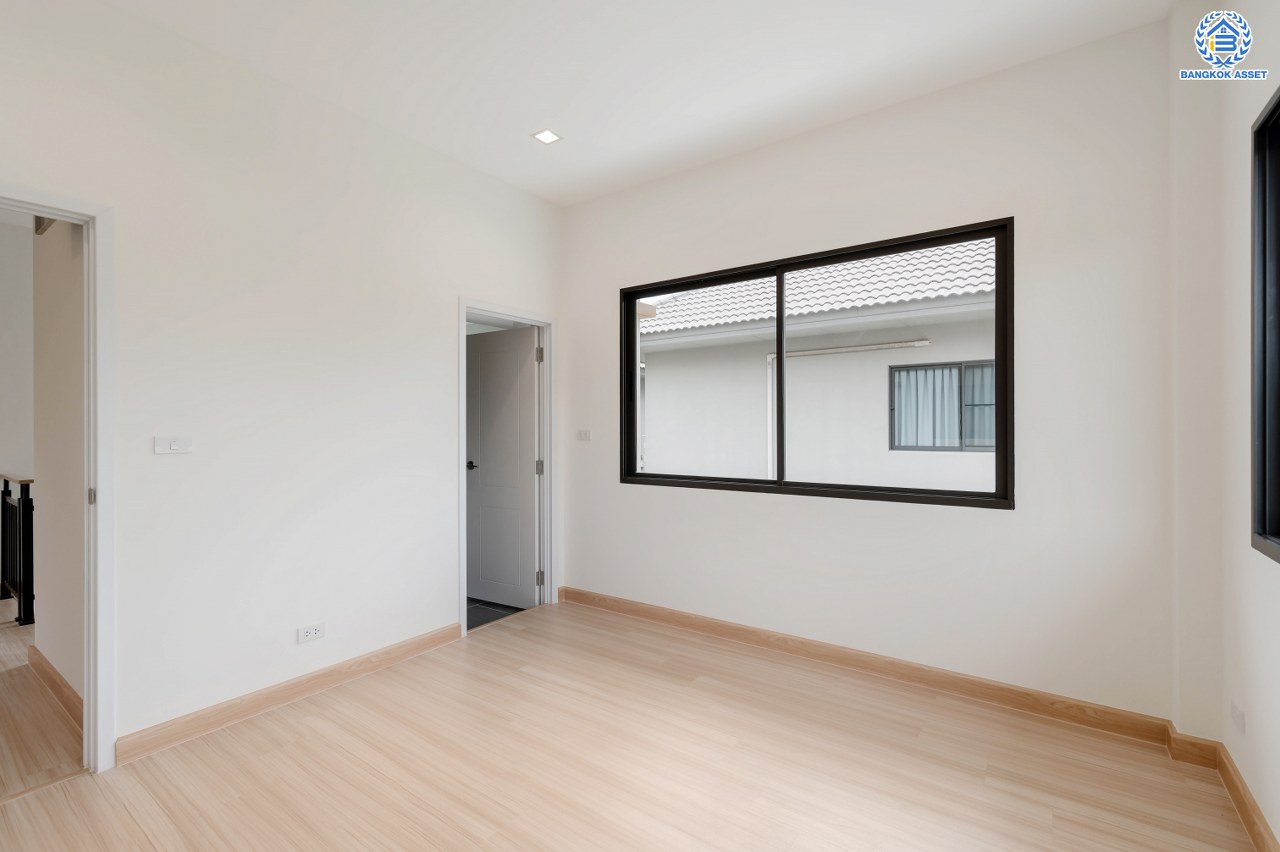 บ้านมือสองตกแต่งใหม่ โครงการ ลัดดารมย์ ติวานนท์ บนสังคมคุณภาพจากแบรนด์ Q.House หลังใหญ่กว่า 65.70 ตร.ว. พื้นที่ใช้สอย 299.89 ตร.ม. โดดเด่นด้วยการดีไซน์และฟังก์ชัน 4 ห้องนอน 5 ห้องน้ำ 1 ห้องแม่บ้าน จอดรถได้ 3 คัน Facility ภายในโครงการครบครัน บนที่สุดแห่งทำเลศักยภาพ หน้าโครงการติดถนนติวานนท์ ใกล้ทางด่วน "ศรีสมาน" เชื่อมต่อทุกการเดินทาง