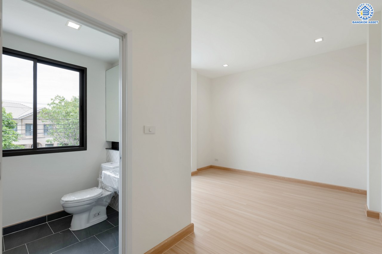 บ้านมือสองตกแต่งใหม่ โครงการ ลัดดารมย์ ติวานนท์ บนสังคมคุณภาพจากแบรนด์ Q.House หลังใหญ่กว่า 65.70 ตร.ว. พื้นที่ใช้สอย 299.89 ตร.ม. โดดเด่นด้วยการดีไซน์และฟังก์ชัน 4 ห้องนอน 5 ห้องน้ำ 1 ห้องแม่บ้าน จอดรถได้ 3 คัน Facility ภายในโครงการครบครัน บนที่สุดแห่งทำเลศักยภาพ หน้าโครงการติดถนนติวานนท์ ใกล้ทางด่วน "ศรีสมาน" เชื่อมต่อทุกการเดินทาง