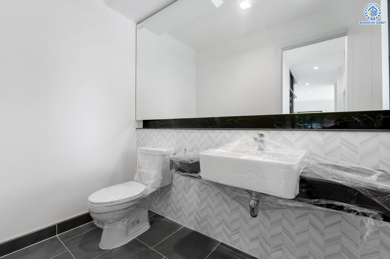 บ้านมือสองตกแต่งใหม่ โครงการ ลัดดารมย์ ติวานนท์ บนสังคมคุณภาพจากแบรนด์ Q.House หลังใหญ่กว่า 65.70 ตร.ว. พื้นที่ใช้สอย 299.89 ตร.ม. โดดเด่นด้วยการดีไซน์และฟังก์ชัน 4 ห้องนอน 5 ห้องน้ำ 1 ห้องแม่บ้าน จอดรถได้ 3 คัน Facility ภายในโครงการครบครัน บนที่สุดแห่งทำเลศักยภาพ หน้าโครงการติดถนนติวานนท์ ใกล้ทางด่วน "ศรีสมาน" เชื่อมต่อทุกการเดินทาง